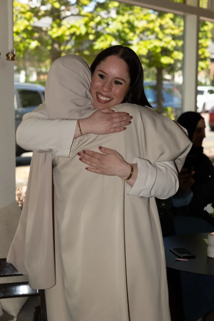 Ozveld-1835 The Sister Tribe community voor vrouwen - vrouwen knuffelen en lachen