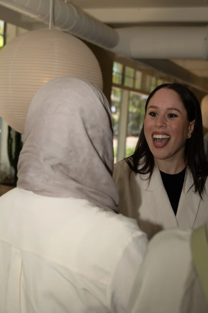 Ozveld-1853 The Sister Tribe community voor vrouwen - vrouwen knuffelen en lachen