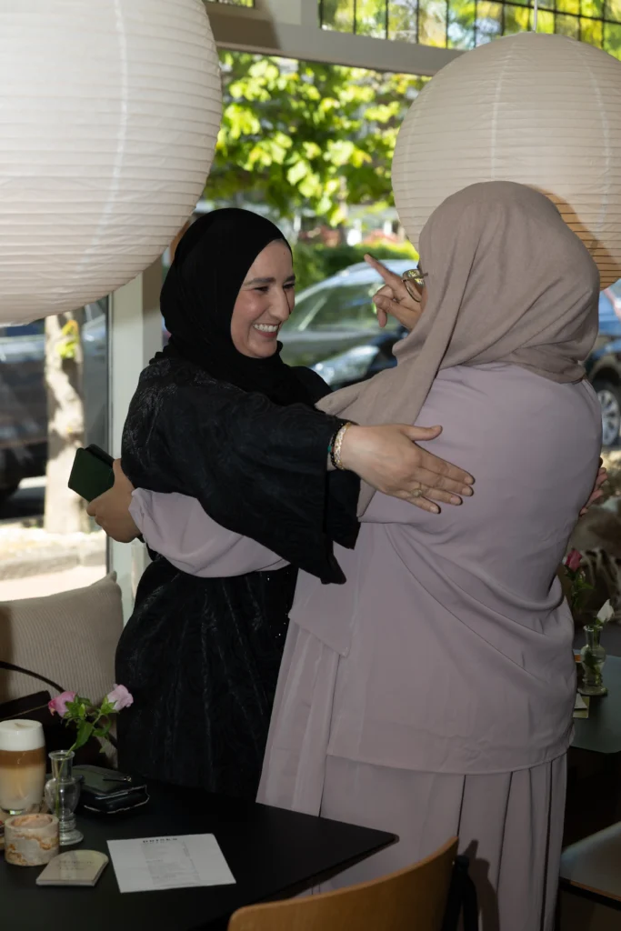 Ozveld-1863 The Sister Tribe community voor vrouwen -vrouwen knuffelen en lachen